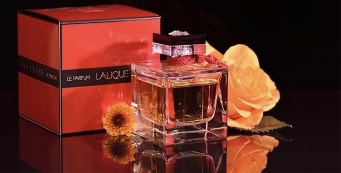 بررسی لالیک له پارفوم: عطری شرقی با رایحه وانیلی ماندگار